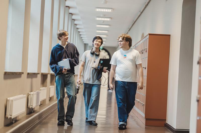 tre ungdommer på en skole