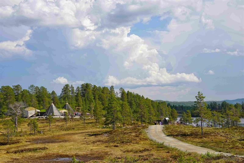iTrollheimen-5.jpg Trollheimstunet med kafé-lavvo, badevann og flotte overnattingsmuligheter. Foto: iTrollheimen.