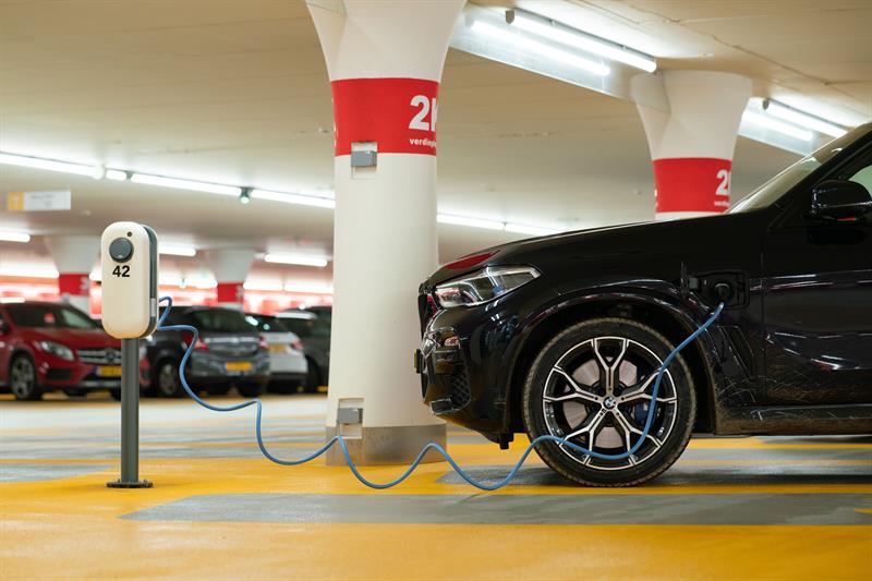 bil Elektrisk bil står koblet til en ladder i parkeringshus.