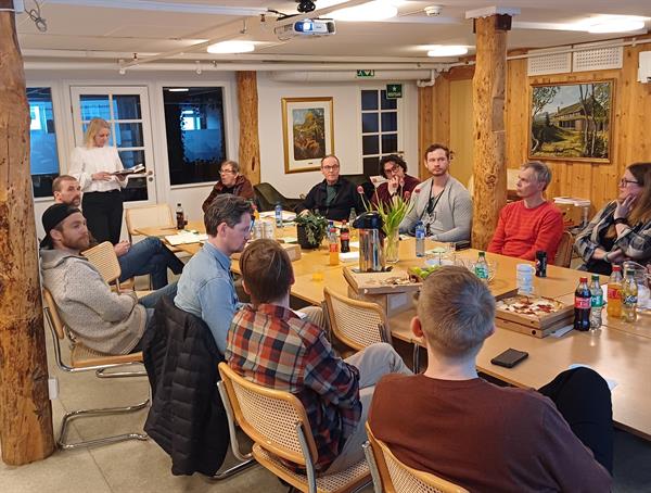 12 personer sitter rundt et bord og diskuterer. Representanter fra natur og friluftslivsorganisasjonene i Trøndelag var samlet 14. mars i Turistforeningens lokaler i Trondheim. Foto: Mari Roald Bern.