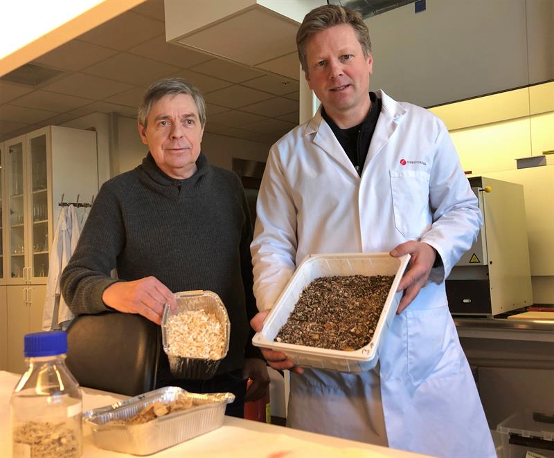 IMG_2609b.jpg Arne Ragnar Ørstavik fra nystartede Hitra Chitosan AS og forsker Ola Ween ved Møreforsking viser fram eksempel på verdifullt kitosan trukket ut av krabbeskall. Ween har vært prosjektleder og ansvarlig for uttestinger. Foto: Møreforsking.
