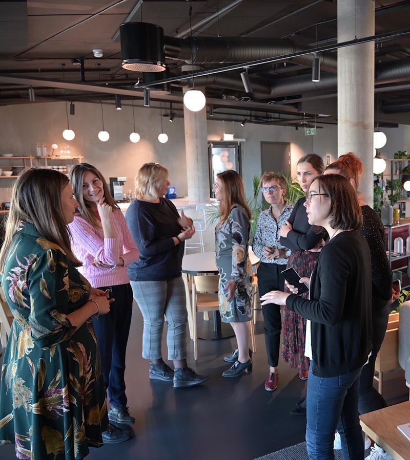 Åtte partnere i prosjektet SKILLS+ står i ring og diskuterer. Foto: Eistein Guldseth