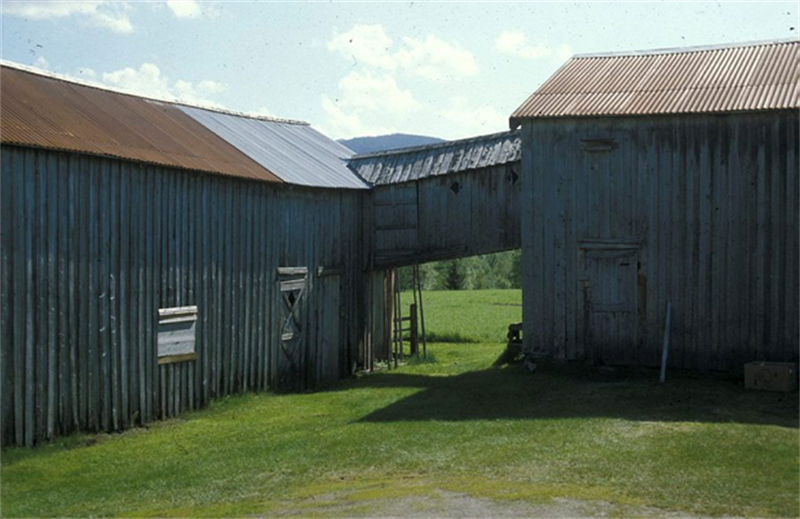 Fjøset og låven med ”halmgangen” på Sandmoen husmannsplass like etter at et omfattende restaureringsarbeid ble satt i gang i 1996 (Foto:Kolbein Dahle)