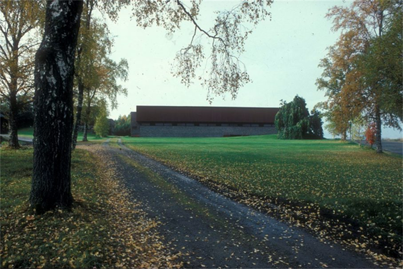 Trones gård Fredningslista i fylket domineres av trønderlåner med høy aldersverdi. I 1995 ble Trones gård bygd i 1962-1967 fredet som et eksempel på Det 20. århundres arkitektur (Foto: Jon Haug)