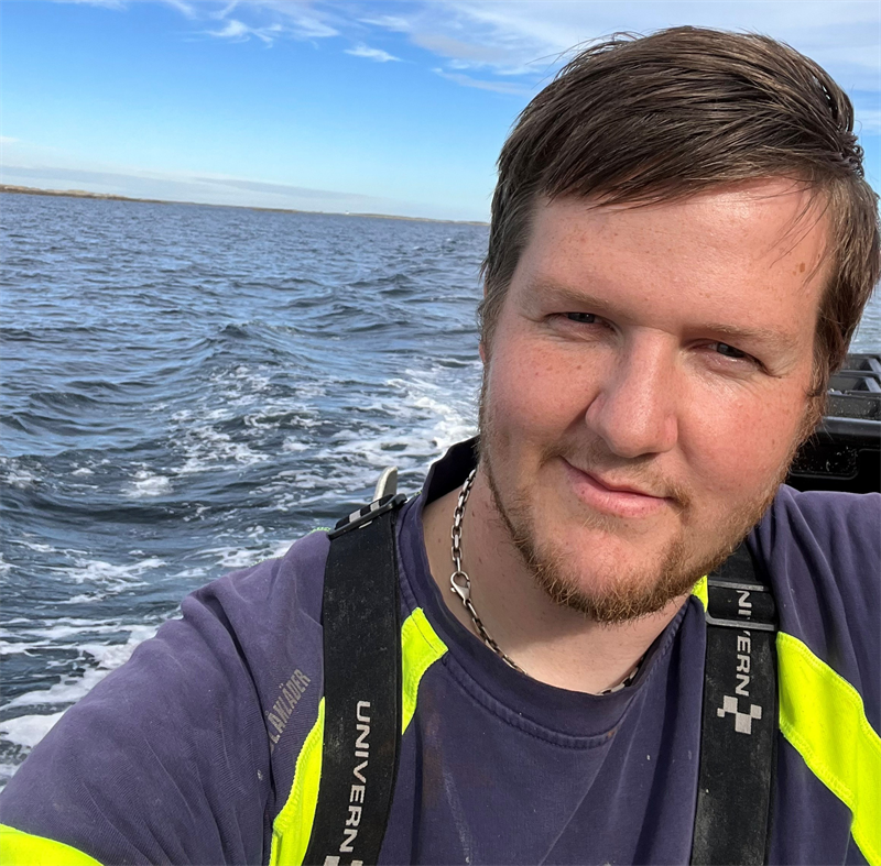 Skjermbilde.PNG Med hjelp fra prosjektet VARP og Trøndelag fylkeskommune har Kim Kjeøy nå sin egen fiskebåt. Bilde av Kim Kjeøy i båten.