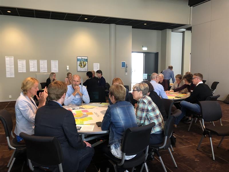 Diskusjon rundt tiltak Flere personer sitter rundt bord og diskuterer de ulike innsatsområdene havrommet, opplevelsesnæring og bioøkonomi med forslag til tiltak. Foto: Ida Valsø.