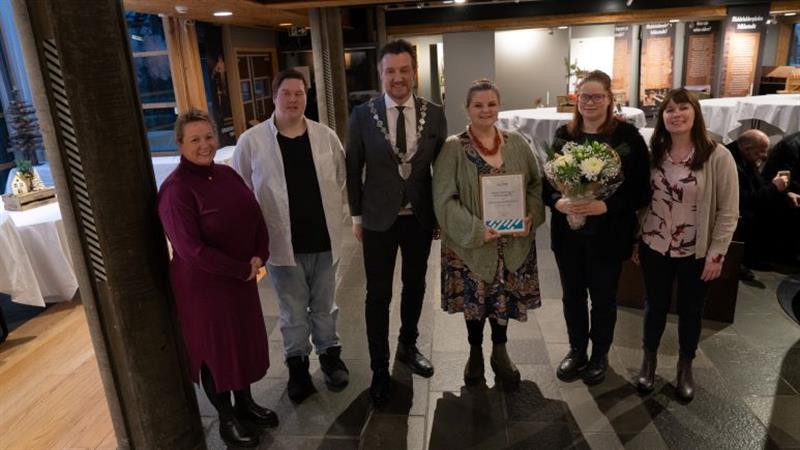 Sandaune_Christoffer Bratseth_Hallem_Ragnhild Arntsen_Lena Christin Aalerud_Åsa Thalinsson_web.jpg Prisvinnerne står på rekke sammen med fylkesordfører og leder for hovedutvalg utdanning etter at de har mottatt prisen.