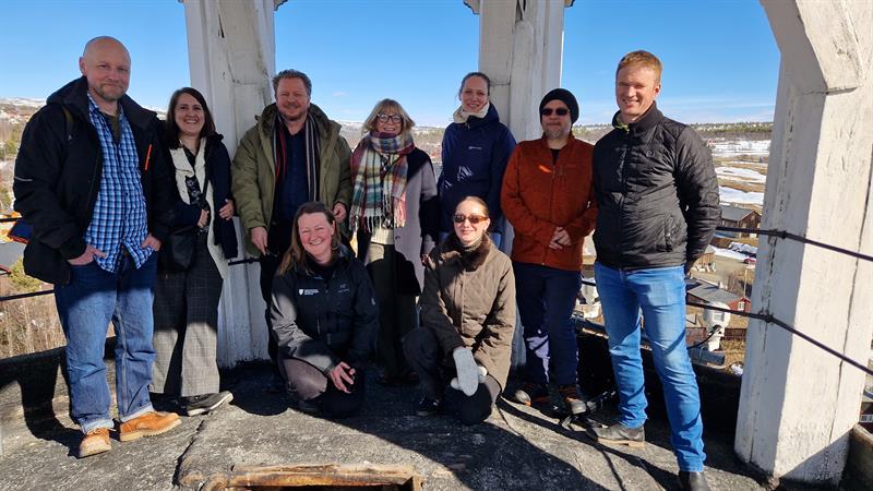 Gruppebilde av ni personer tatt utendørs.