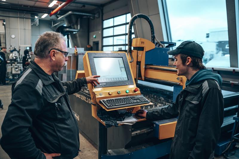 lærer og elev i verkstedhall