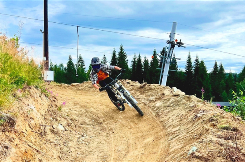 Bilde av person på BMX-sykkel i Vassfjellet.