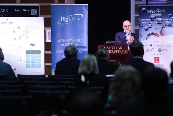 Thomas Bjørdal, klyngeleder i RENERGY snakker fra en scene. Foto: Fremtidens Industri AS.