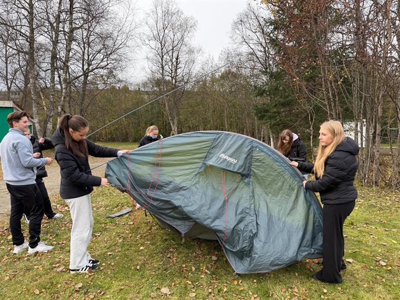 Elever setter opp telt.