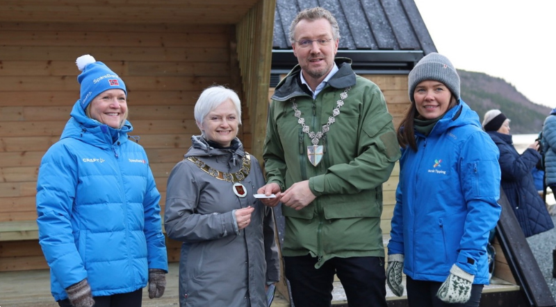 (F.v.) Hilde Sem Lykke, leder for samfunnsutbytte i SpareBank 1 SMN, Anita Ravlo Sand, ordfører i Levanger kommune, fylkesordfører Tomas Iver Hallem og Stine Aassve, salgsleder i Norsk tipping. Foto: Tove Helland Pedersen/Trøndelag fylkeskommune.