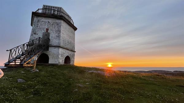 Bilde av Villa fyr i flatanger i solnedgang. 