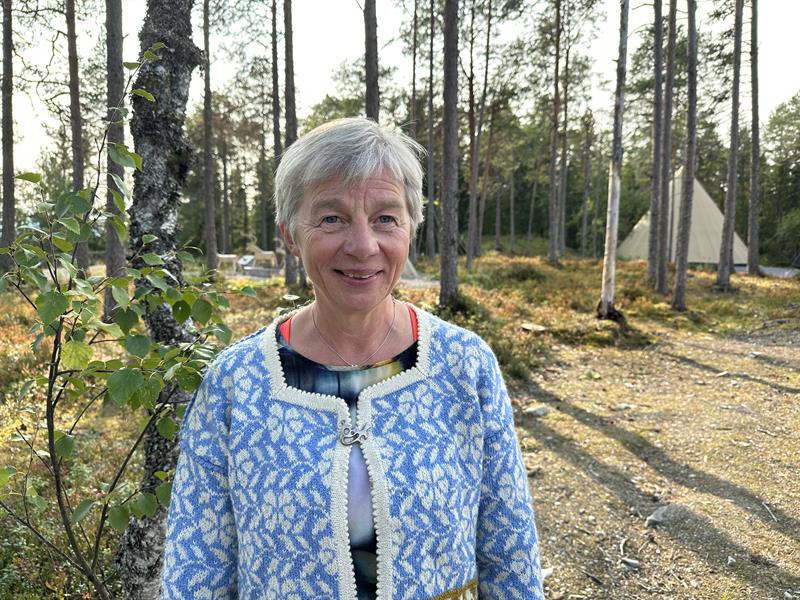IMG_3322.JPG Bilde ute i skogen som viser Arnhild Opdahl, som er koordinator for sørsamisk i Trøndelag fylkeskommune.