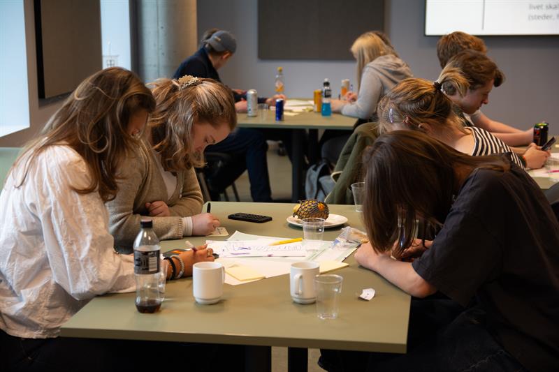 Ungdommer som har gruppearbeid.