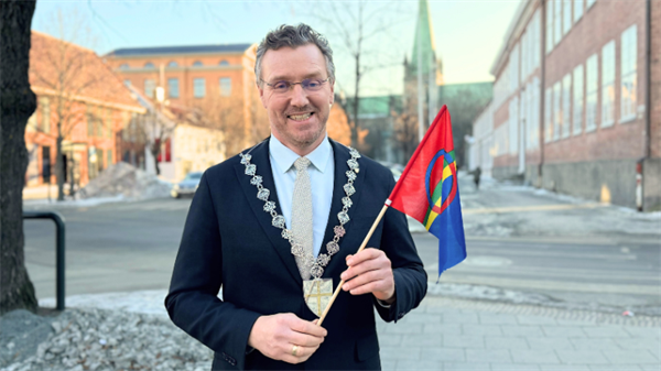 Fylkesordfører Tomas Iver Hallem ønsker gratulerer med samenes nasjonaldag. Foto: Kristin Heggdal/Trøndelag fylkeskommune