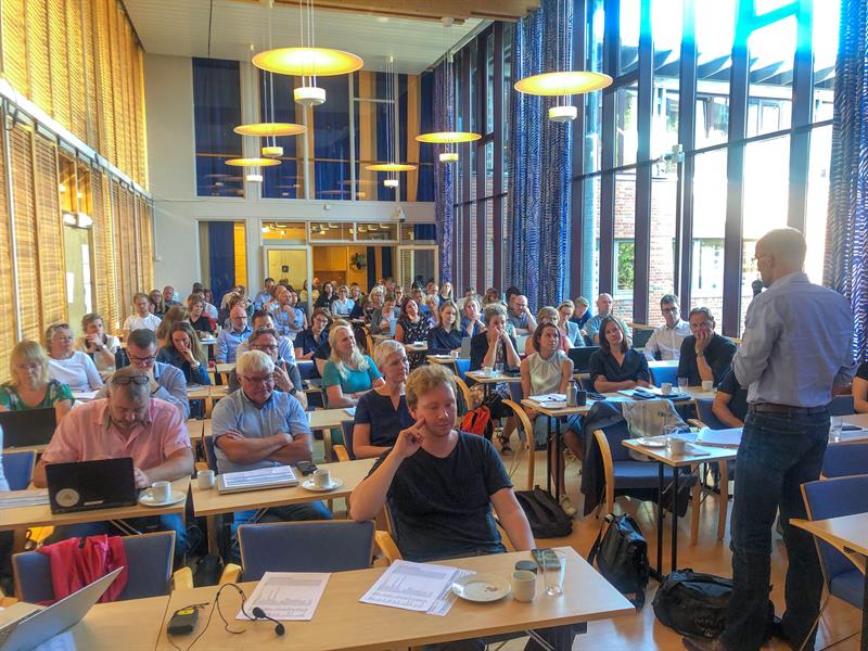 Fullsatt møterom Stiklestad på Statens hus i Steinkjer. Foto: Ida Valsø.