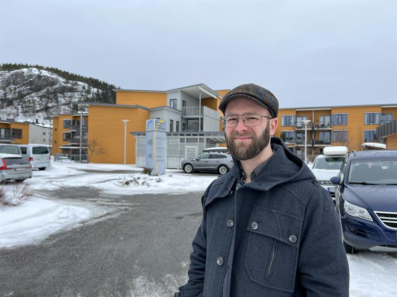 Hverdagsmestring2.jpeg Portrett av Emil Altø med hjemmesykepleien i Namsos kommune i bakgrunnen. Foto: Ida Valsø