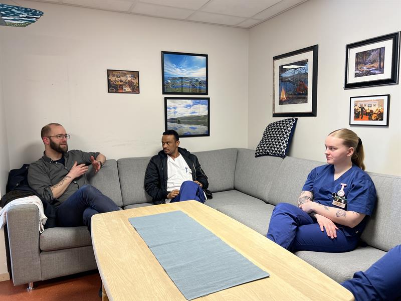 Emil Altø, Hassan Derar og Lilly-Sofie Mellingen sitter i sofaen sammen og deler erfaringer fra arbeid med hverdagsmestring. Foto: Ida Valsø