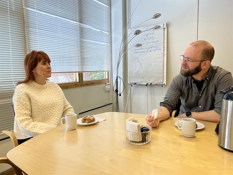 Wenche Wannebo og Emil Altø sitter sammen ved et bord. De mener et økt fokus på hverdagsmestring er viktig for at eldre mennesker skal kunne bo i eget hjem lengst mulig. Foto: Ida Valsø