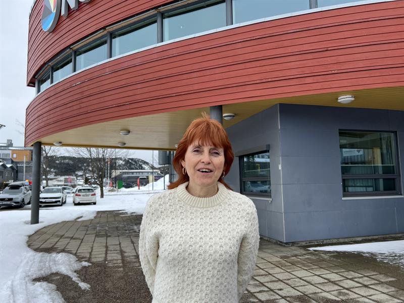 Hverdagsmestring5.jpeg Portrett av Wenche Wannebo foran Nord universitet i Namsos. Hun ønsker studenter med et tankesett med større fokus på hverdagsmestring i framtida. Det er vanskelig å formidle kun gjennom teoretisk undervisning, men i tett samarbeid med kommunen får studentene ved Nord universitet testet det ut i praksis. Foto: Ida Valsø