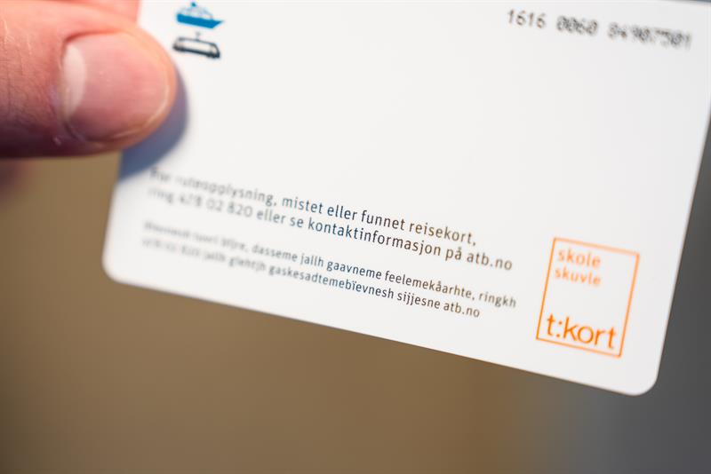 samisk-skoletkort-1.jpg Bilde av baksiden av et reisekort fra AtB, med tekst på både samisk og norsk.