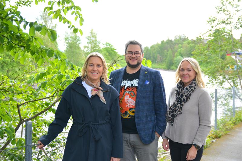 Bilde av Anne Marit Mevassvik, direktør for kultur og folkehelse i Trøndelag fylkeskommune, Jonas Ali Werket Ghanizadeh, leder av hovedutvalg for beredskap, klima og natur i Trøndelag fylkeskommune, Hilde Sem Lykke, leder for samfunnsutbytte i SpareBank 1 SMN. Foto: Mona Jønvik Andersson, Trøndelag fylkeskommune.