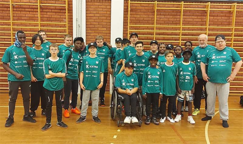 Hommelvik Guts Gruppebilde av spillere på Hommelvik Guts i gymsal.