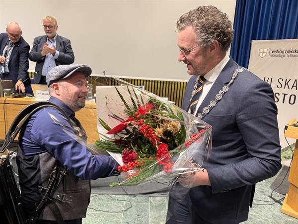 Ronny Kjøsen fikk fylkeskulturprisen under fylkestinget i Steinkjer 11. desember. Her sammen med fylkesordfører Tomas Iver Hallem. Foto: Bjørn Langli/Trøndelag fylkeskommune.