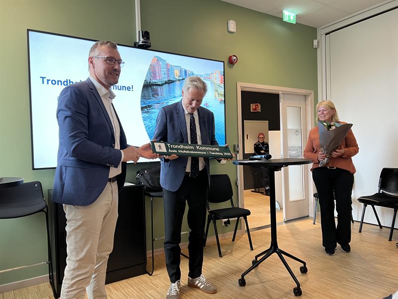 Prisutdeling med Tomas Iver Hallem, Erling Moe, Bente Lier.