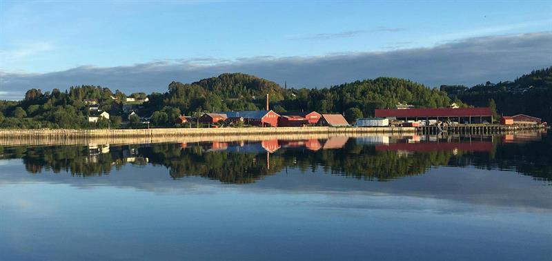 1 Spillum Dampsag & Høvleri sett fra sjøen våren 2019. Foto Kjell Roger Eikeset.jpg