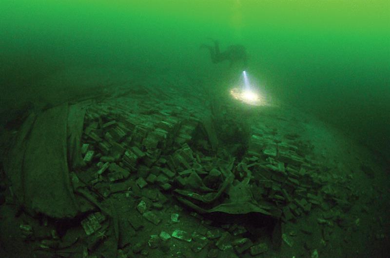 Perlen. Foto: Christian Skauge Bilde av Perlen. I 1781 forliste fregatten «Perlen» utenfor Kjerringberget på Lade, etter å ha blitt tatt av storm på reden ved Munkholmen. Med seg ned i dypet tok «Perlen» med seg fire mann, 57.000 murstein, samt rug og andre handelsvarer som blant annet skulle leveres til «fru Hofagentinde Lysholm & Co» i Trondheim. I 1967 ble «Perlen» gjenoppdaget av sportsdykkere, og arkeologisk gravd ut i 1975. Foto: Christian Skauge