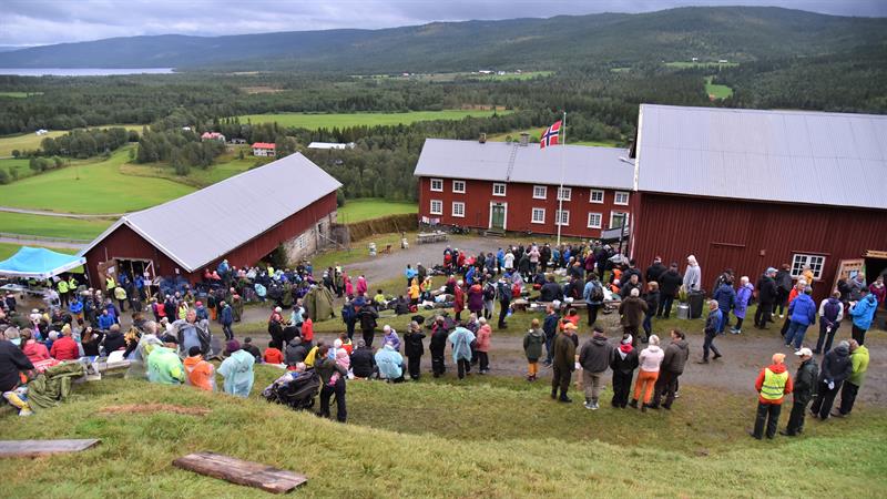 Oppgården2 (2) Kvelia, Lierne.jpg Mange mennesker på et gårdstun. Kvelia i Lierne (Foto: Trøndelag fylkeskommune)