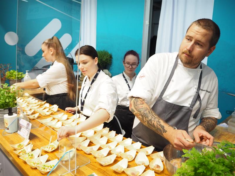 Thomas Borgan på Trøndelags stand på AquaNor. Her sammen med elever fra Ytre Namdal videregående skole. Foto: Ida Valsø.