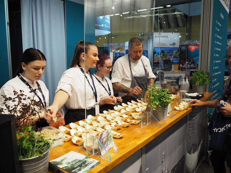 Iselin Pedersen, Beatrice Ulsund og Erica Albrigtsen sammen med Thomas Borgan. Foto: Ida Valsø.