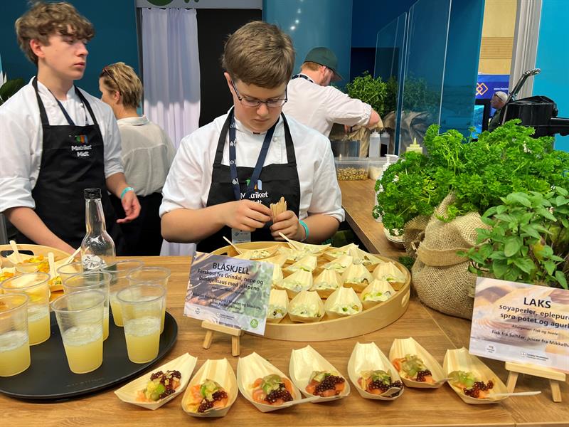 Elever og smaksprøver.jpg Elever fra restaurant- og matfag har ansvar for å dandere smaksprøvene.
