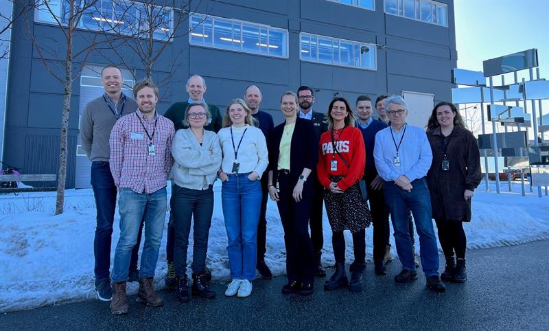 Prosjektgruppa står oppstilt utendørs foran kontorlokalet til SINTEF SeaLab. På bildet: Aleksander Handå, Øystein Arlov, Sigurd Bjørgo, Jorunn Skjermo, Eirin Kleiven, Eivind Lona, Silje Forbord, Andreas Krogstad, Johanne Tryggvason Hosen, Ole Christian Norvik, Ole Jacob Broch, Karl Andreas Almås, og Aurora Tung Nilsen. Mari R. Bern var ikke til stede. Foto: Ida Valsø.