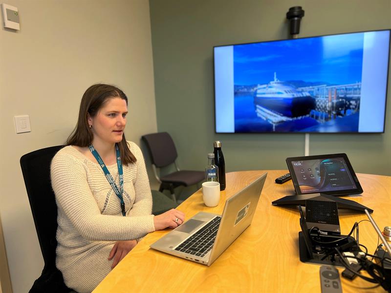 Ragnhild Harsvik Ødegaard sitter inntil et bord med en åpen pc foran seg. Hun er rådgiver i seksjon mobilitet i Trøndelag fylkeskommune, og leder arbeidet med deltakelsen i FME MarTrans. Foto: Ida Valsø