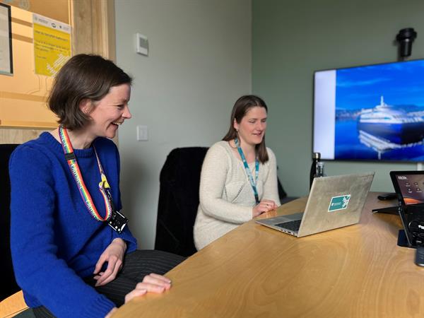 Mari Roald Bern og Ragnhild Harsvik Ødegaard sitter ved et bord og ser på en PC-skjerm. De er to av fylkeskommunens representanter i de nye forskningssentrene for miljøvennlig energi. Foto: Ida Valsø