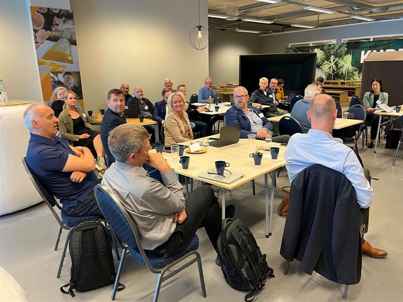 20 personer sitter rundt flere bord og snakker sammen. Næringsutviklere fra hele fylket var samla for å dele informasjon om pågående og planlagt aktivitet i sine områder. Foto: Ida Valsø.