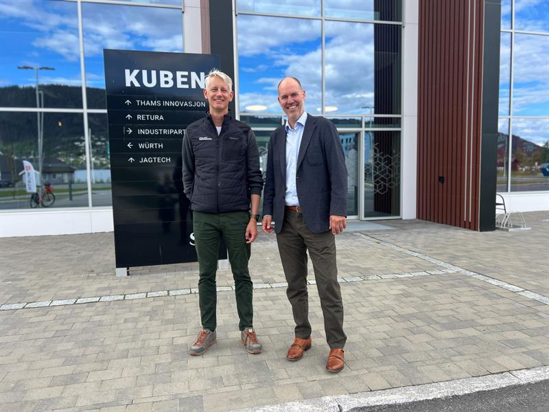 Helkroppsbilde av Frank Holmgaard, daglig leder i Orkland Næringspark og Haakon Skar, klyngeleder i Thamsklyngen utenfor Kuben på industriområdet Grønøra i Orkland. Foto: Ida Valsø.