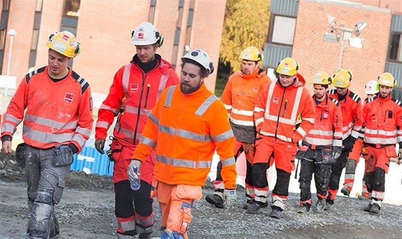Folk i arbeidsklaær Bilde av folk i arbeidsklær.