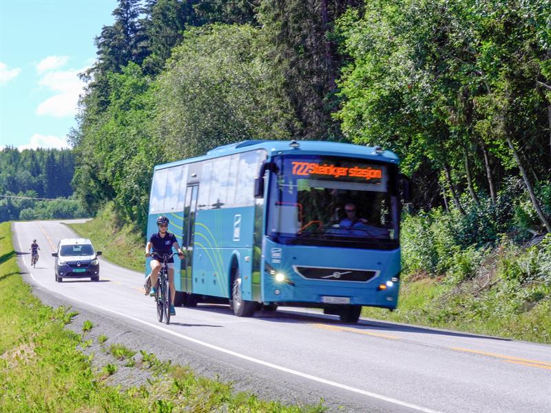 Buss passerer Inderoy_foto_TRFK_06_2022.jpg Bilde av buss som passerer syklist