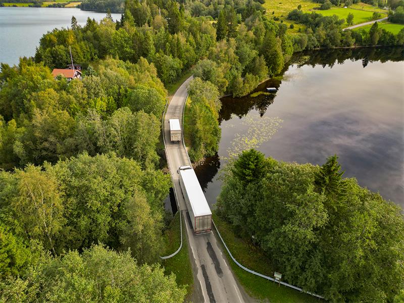 Lastebiler kjører på fylkesveg 6852. Bilde