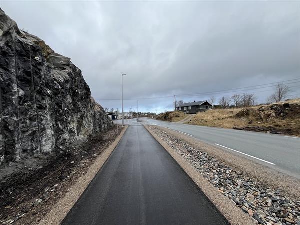 Den nye gang- og sykkelvegen på Nesset på Frøya. Bilde