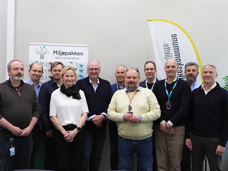 Gruppebilde signering.jpg Gruppebilde av ansatte i Trøndelag fylkeskommune og Peab. Bilde
