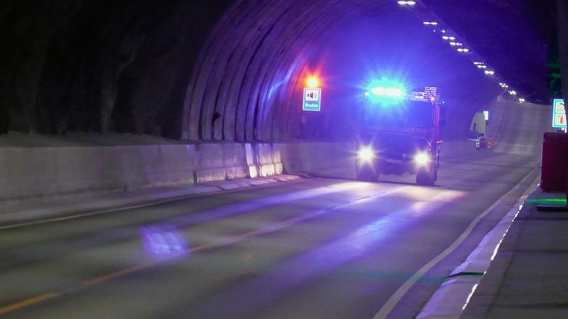 Brannbil i tunnel. Bilde