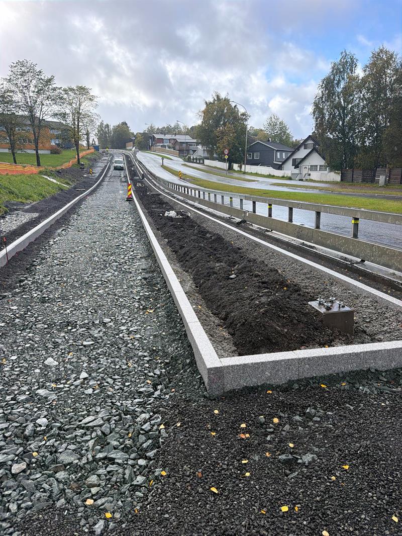 Bildet viser ny midtrabbatt ved Steindalsvegen.