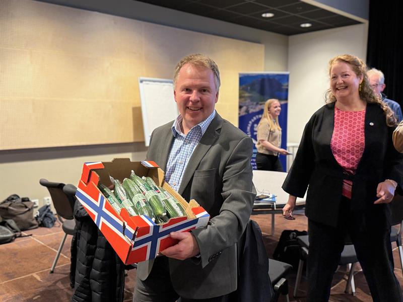 Bilde av Stig Tore Laugen som holder en kasse med agurk. Med sitt nyeste anlegg har Frostagrønt kapasitet til å høste hele 40 000 agurker om dagen. Foto: Ida Valsø, Trøndelag fylkeskommune.